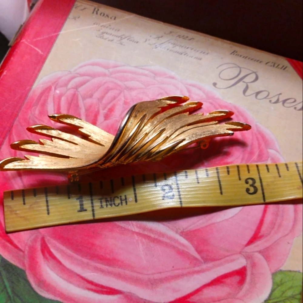 VINTAGE " LISNER" SIGNED GOLDTONE CURVED PIN